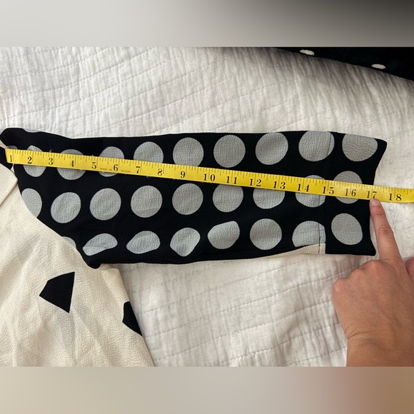 Ali Miles Black and White Graphic Asymmetrical 3/4 Sleeve Top - Picture 8 of 8